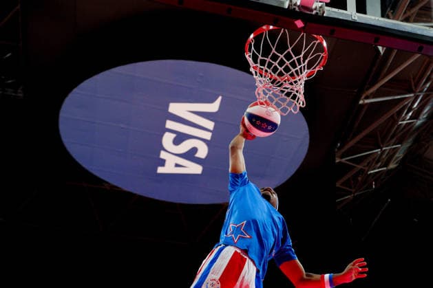 Harlem Globetrotters Show A Harlem Globetrotters showman performs a dunk with the Visa logo visible in the background during a show at the Telecom Center Athens in Athens, Greece, on April 5, 2026. Athens Greece  Copyright: xGiorgosxArapekosx originalFilename:arapekos-notitle260405_npQLG.jpg