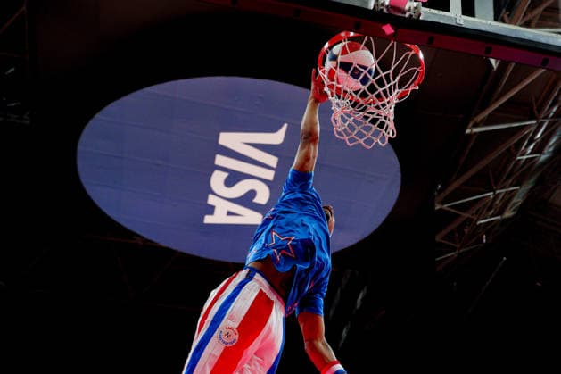 Harlem Globetrotters Show A Harlem Globetrotters showman performs a dunk with the Visa logo visible in the background during a show at the Telecom Center Athens in Athens, Greece, on April 5, 2026. Athens Greece  Copyright: xGiorgosxArapekosx originalFilename:arapekos-notitle260405_npRsy.jpg