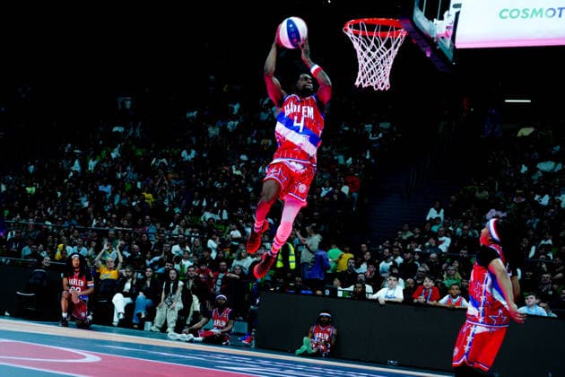 Harlem Globetrotters Show Shake Railey dunks during a performance by the Harlem Globetrotters at the Telecom Center Athens in Athens, Greece, on April 5, 2026. Athens Greece  Copyright: xGiorgosxArapekosx originalFilename:arapekos-notitle260405_npSoM.jpg