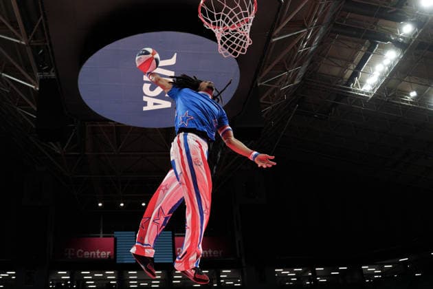 Harlem Globetrotters Show A Harlem Globetrotters showman dunks during a performance at the Telecom Center Athens in Athens, Greece, on April 5, 2026. Athens Greece  Copyright: xGiorgosxArapekosx originalFilename:arapekos-notitle260405_npSpj.jpg