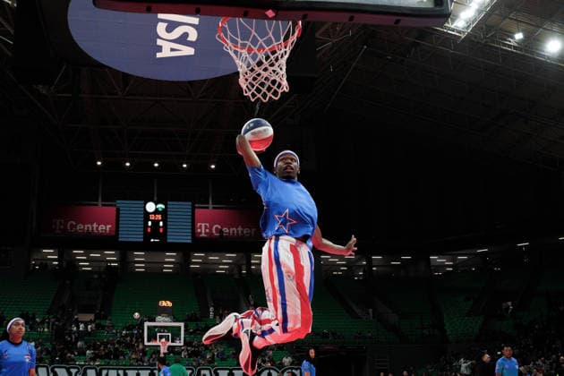 Harlem Globetrotters Show A Harlem Globetrotters showman dunks during a performance at the Telecom Center Athens in Athens, Greece, on April 5, 2026. Athens Greece  Copyright: xGiorgosxArapekosx originalFilename:arapekos-notitle260405_npUxK.jpg