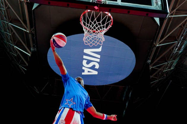 Harlem Globetrotters Show A Harlem Globetrotters showman performs a dunk with the Visa logo visible in the background during a show at the Telecom Center Athens in Athens, Greece, on April 5, 2026. Athens Greece  Copyright: xGiorgosxArapekosx originalFilename:arapekos-notitle260405_npvVD.jpg