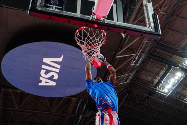 Harlem Globetrotters Show A Harlem Globetrotters showman performs a dunk with the Visa logo visible in the background during a show at the Telecom Center Athens in Athens, Greece, on April 5, 2026. Athens Greece  Copyright: xGiorgosxArapekosx originalFilename:arapekos-notitle260405_npy3A.jpg