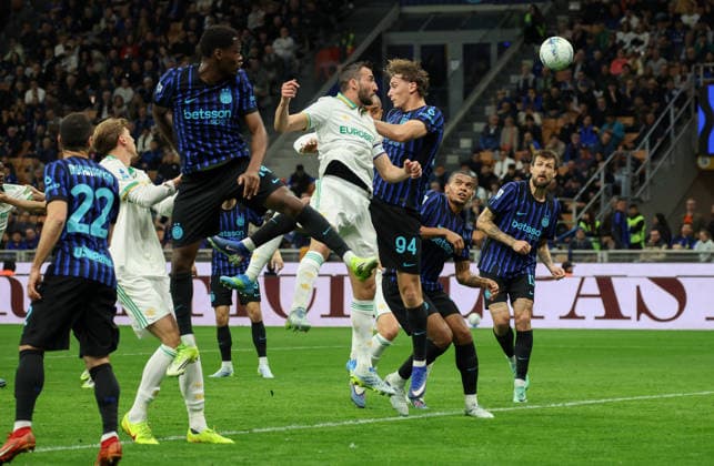 Foto IPP Roberto Bregani Milano 5-04-2026 Calcio Campionato di Serie A 2025 2026, Inter-Roma Nella foto Brian Cristante della Roma in azione contro Pio Esposito dell Inter. Italy Photo Press World Copyright. italy ITALY  Copyright: xR4924_italyphotopressx