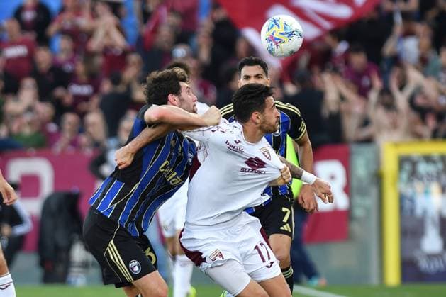 Arturo Calabresi (Pisa) and Sandro Kulenovic (Torino) fighe for the ball during Pisa SC vs Torino FC, Italian soccer Serie A match in Pisa, Italy, April 05 2026  Copyright: xGabrielexMasotti IPAxSportx xipa-agency.netx xx IPA_73777577 IPA_Agency_IPA73777577