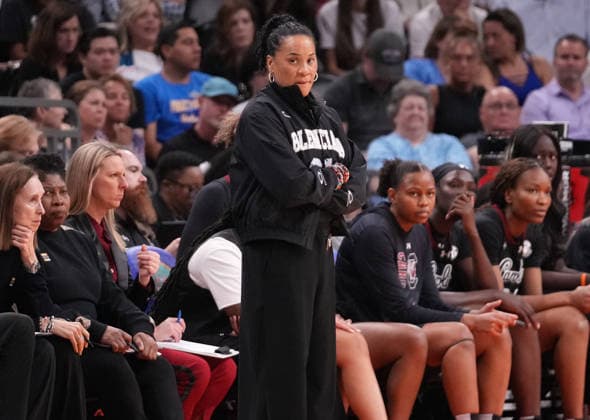 South Carolina head coach Dawn Staley watches her team against the UCLA Bruins in the second half of the Finals of the 2026 NCAA, College League, USA Women s Basketball Tournament at Mortgage Matchup Center in Phoenix, Arizona, on Sunday, April 5, 2026.  AZP20260405941 DARRYLxWEBB