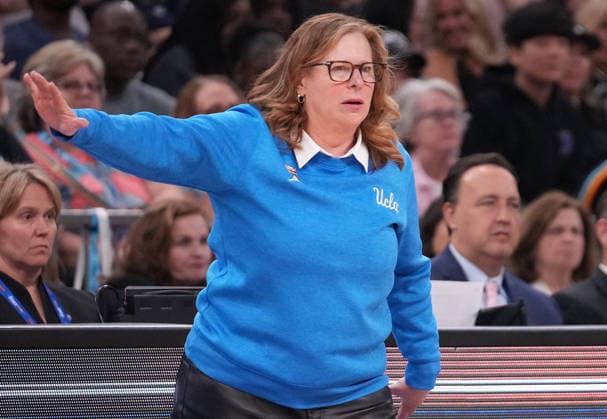 UCLA head coach Cori Close directs her team against the South Carolina Gamecocks in the first half of the Finals of the 2026 NCAA, College League, USA Women s Basketball Tournament at Mortgage Matchup Center in Phoenix, Arizona, on Sunday, April 5, 2026.  AZP20260405940 DARRYLxWEBB