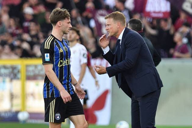 CALCIO - Serie A - Pisa SC vs Torino FC Head coach of Pisa Oscar Hiljemark talks to Matteo Tramoni (Pisa) during Pisa SC vs Torino FC, Italian soccer Serie A match in Pisa, Italy, April 05 2026 Pisa Italy  Copyright: xIPAxSport ABACAx