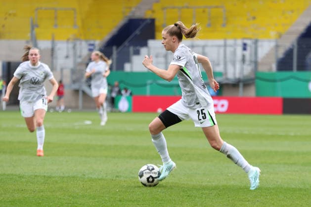 DFB Pokal Frauen FC Carl Zeiss Jena VfL Wolfsburg 05 04 26 Vivien Endemann 25, VfL Wolfsburg Fußball, DFB Pokal Frauen, Halbfinale FC Carl Zeiss Jena vs VfL Wolfsburg am 05 04 26 im Ernst Abbe Sportfeld ad hoc arena, Jena DFL REGULATIONS PROHIBIT ANY USE OF PHOTOGRAPHS AS IMAGE SEQUENCES AND OR QUASI VIDEO Copyright: xBEAUTIFULxSPORTS JanxKaeferx
