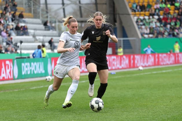 DFB Pokal Frauen FC Carl Zeiss Jena VfL Wolfsburg 05 04 26 Sarai Linder 39, VfL Wolfsburg vs Melina Reuter 7, Carl Zeiss Jena Fußball, DFB Pokal Frauen, Halbfinale FC Carl Zeiss Jena vs VfL Wolfsburg am 05 04 26 im Ernst Abbe Sportfeld ad hoc arena, Jena DFL REGULATIONS PROHIBIT ANY USE OF PHOTOGRAPHS AS IMAGE SEQUENCES AND OR QUASI VIDEO Copyright: xBEAUTIFULxSPORTS JanxKaeferx