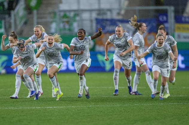 GER, Jena, Carl Zeiss Jena vs Vfl Wolfsburg, DFB Pokal women, football, DFB, season 2025 2026, ad hoc Arena in Ernst Abbe Sportfeld, semi-final in picture Vfl Wolfsburg win with 5 4 in penalty shootout after goals against Carl Zeiss Jena, joy, emotions after the victory DFB DFL REGULATIONS PROHIBIT ANY USE OF PHOTOGRAPHS AS IMAGE SEQUENCES AND OR QUASI VIDEO, 05 04 2025 Copyright: HMBxMedia HendrikxHamelau