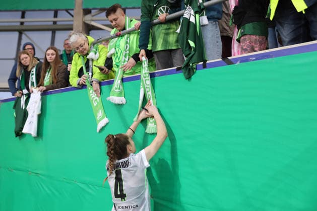 DFB Pokal Women FC Carl Zeiss Jena VfL Wolfsburg 05 04 26 Sophia Kleinherne 4, VfL Wolfsburg signs autographs with the fans Football, DFB Pokal Women, Semi-Final FC Carl Zeiss Jena vs VfL Wolfsburg on 05 04 26 at Ernst Abbe Sportfeld ad hoc arena, Jena DFL REGULATIONS PROHIBIT ANY USE OF PHOTOGRAPHS AS IMAGE SEQUENCES AND OR QUASI VIDEO Copyright: xBEAUTIFULxSPORTS JanxKaeferx