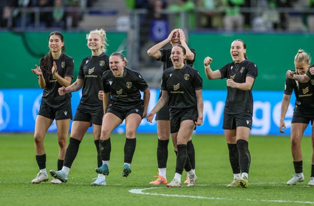 GER, Jena, Carl Zeiss Jena vs Vfl Wolfsburg, DFB Cup Women, Football, DFB, Season 2025 2026, ad hoc Arena im Ernst Abbe Sportfeld, Semi-final in the picture Carl Zeiss Jena Women on penalties, Emotions, Joy, Cheers DFB DFL REGULATIONS PROHIBIT ANY USE OF PHOTOGRAPHS AS IMAGE SEQUENCES AND OR QUASI VIDEO, 05 04 2025 Copyright: HMBxMedia HendrikxHamelau
