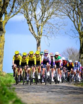 Ronde van Vlaanderen Women 2026 Cycling Race OUDENAARDE, BELGIUM - APRIL 05 : Riders of Team Visma Lease a Bike during the 23rd edition of Ronde van Vlaanderen Women an UCI Women s World Tour 1.WWT one day cycling road race for Women Elite of 164 km with start in Oudenaarde and finish in Oudenaarde on April 5, 2026 in Oudenaarde, Belgium, 05 04 2026 ( Motordriver Serge Seynaeve -  Copyright: xTomasxSiskx