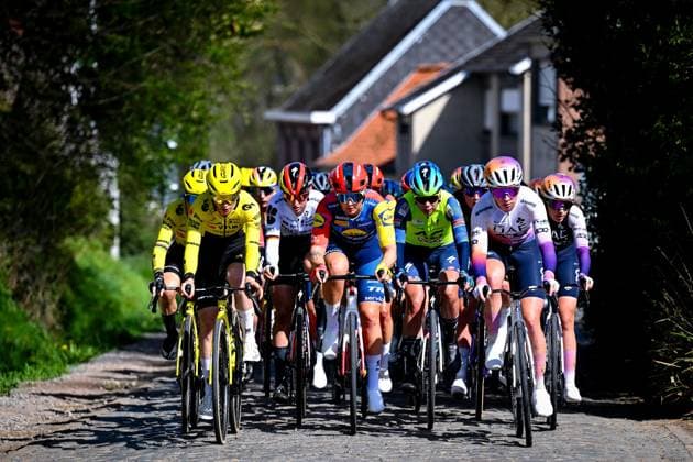 Ronde van Vlaanderen Women 2026 Cycling Race OUDENAARDE, BELGIUM - APRIL 05 : The peloton during the 23rd edition of Ronde van Vlaanderen Women an UCI Women s World Tour 1.WWT one day cycling road race for Women Elite of 164 km with start in Oudenaarde and finish in Oudenaarde on April 5, 2026 in Oudenaarde, Belgium, 05 04 2026 ( Motordriver Serge Seynaeve -  Copyright: xTomasxSiskx