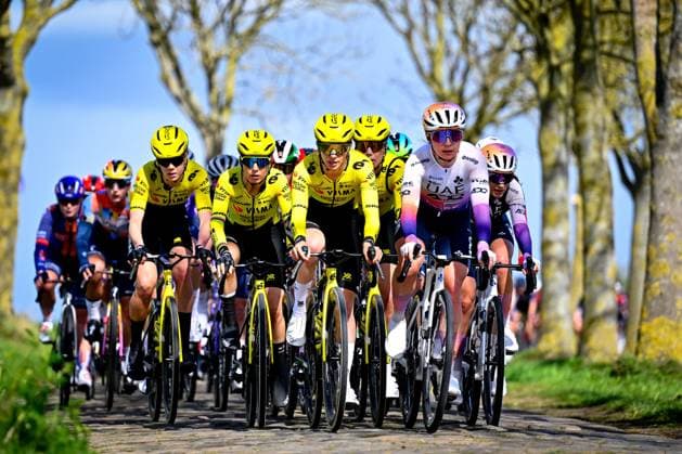 Ronde van Vlaanderen Women 2026 Cycling Race OUDENAARDE, BELGIUM - APRIL 05 : Riders of Team Visma Lease a Bike during the 23rd edition of Ronde van Vlaanderen Women an UCI Women s World Tour 1.WWT one day cycling road race for Women Elite of 164 km with start in Oudenaarde and finish in Oudenaarde on April 5, 2026 in Oudenaarde, Belgium, 05 04 2026 ( Motordriver Serge Seynaeve -  Copyright: xTomasxSiskx