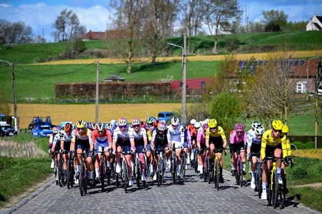 Ronde van Vlaanderen Women 2026 Cycling Race OUDENAARDE, BELGIUM - APRIL 05 : The peloton during the 23rd edition of Ronde van Vlaanderen Women an UCI Women s World Tour 1.WWT one day cycling road race for Women Elite of 164 km with start in Oudenaarde and finish in Oudenaarde on April 5, 2026 in Oudenaarde, Belgium, 05 04 2026 ( Motordriver Serge Seynaeve -  Copyright: xTomasxSiskx