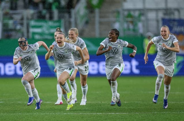 GER, Jena, Carl Zeiss Jena vs Vfl Wolfsburg, DFB Pokal women, football, DFB, season 2025 2026, ad hoc Arena in Ernst Abbe Sportfeld, semi-final in picture Vfl Wolfsburg win with 5 4 in penalty shootout after goals against Carl Zeiss Jena, joy, emotions after the victory DFB DFL REGULATIONS PROHIBIT ANY USE OF PHOTOGRAPHS AS IMAGE SEQUENCES AND OR QUASI VIDEO, 05 04 2025 Copyright: HMBxMedia HendrikxHamelau