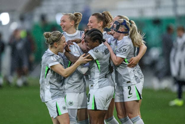GER, Jena, Carl Zeiss Jena vs Vfl Wolfsburg, DFB Pokal women, football, DFB, season 2025 2026, ad hoc Arena in Ernst Abbe Sportfeld, semi-final in picture Vfl Wolfsburg win with 5 4 in penalty shootout after goals against Carl Zeiss Jena, joy, emotions after the victory DFB DFL REGULATIONS PROHIBIT ANY USE OF PHOTOGRAPHS AS IMAGE SEQUENCES AND OR QUASI VIDEO, 05 04 2025 Copyright: HMBxMedia HendrikxHamelau