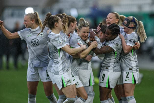 GER, Jena, Carl Zeiss Jena vs Vfl Wolfsburg, DFB Pokal women, football, DFB, season 2025 2026, ad hoc Arena in Ernst Abbe Sportfeld, semi-final in picture Vfl Wolfsburg win with 5 4 in penalty shootout after goals against Carl Zeiss Jena, joy, emotions after the victory DFB DFL REGULATIONS PROHIBIT ANY USE OF PHOTOGRAPHS AS IMAGE SEQUENCES AND OR QUASI VIDEO, 05 04 2025 Copyright: HMBxMedia HendrikxHamelau