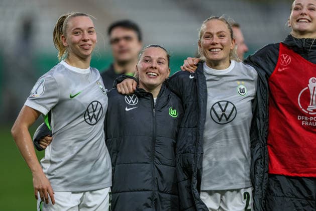 GER, Jena, Carl Zeiss Jena vs Vfl Wolfsburg, DFB Pokal Women, Football, DFB, 2025 2026 season, ad hoc Arena at Ernst Abbe Sportfeld, semi-final in picture Vfl Wolfsburg win 5 4 on penalties after goals against Carl Zeiss Jena, joy, Emotions after the victory, Ella Peddemors VfL Wolfsburg Women 5 , Janou Levels VfL Wolfsburg Women 15 , Guro Bergsvand VfL Wolfsburg Women 20 DFB DFL REGULATIONS PROHIBIT ANY USE OF PHOTOGRAPHS AS IMAGE SEQUENCES AND OR QUASI VIDEO, 05 04 2025 Copyright: HMBxMedia HendrikxHamelau