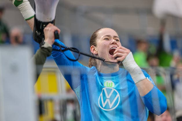 GER, Jena, Carl Zeiss Jena vs Vfl Wolfsburg, DFB Pokal Frauen, Fußball, DFB, Spielzeit 2025 2026, ad hoc Arena im Ernst Abbe Sportfeld, Halbfinale im Bild Vfl Wolfsburg gewinnen mit 5 4 im Elfmeterschießen nach Tor gegen Carl Zeiss Jena, joy, emotions after the victory, Stina Johannes VfL Wolfsburg Women 1 DFB DFL REGULATIONS PROHIBIT ANY USE OF PHOTOGRAPHS AS IMAGE SEQUENCES AND OR QUASI VIDEO, 05 04 2025 Copyright: HMBxMedia HendrikxHamelau