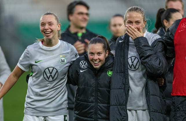 GER, Jena, Carl Zeiss Jena vs Vfl Wolfsburg, DFB Pokal Women, Football, DFB, 2025 2026 season, ad hoc Arena at Ernst Abbe Sportfeld, semi-final in picture Vfl Wolfsburg win 5 4 on penalties after goals against Carl Zeiss Jena, joy, Emotions after the victory, Ella Peddemors VfL Wolfsburg Women 5 , Janou Levels VfL Wolfsburg Women 15 , Guro Bergsvand VfL Wolfsburg Women 20 DFB DFL REGULATIONS PROHIBIT ANY USE OF PHOTOGRAPHS AS IMAGE SEQUENCES AND OR QUASI VIDEO, 05 04 2025 Copyright: HMBxMedia HendrikxHamelau