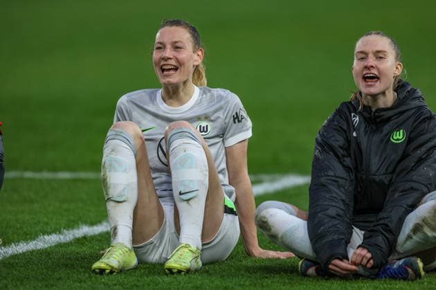 GER, Jena, Carl Zeiss Jena vs Vfl Wolfsburg, DFB Pokal Frauen, Fußball, DFB, Spielzeit 2025 2026, ad hoc Arena im Ernst Abbe Sportfeld, Halbfinale im Bild Vfl Wolfsburg gewinnen mit 5 4 im Elfmeterschießen nach Tor gegen Carl Zeiss Jena, Joy, emotions after the victory, Sarai Linder VfL Wolfsburg Women 39 , Janina Minge VfL Wolfsburg Women 6 DFB DFL REGULATIONS PROHIBIT ANY USE OF PHOTOGRAPHS AS IMAGE SEQUENCES AND OR QUASI VIDEO, 05 04 2025 Copyright: HMBxMedia HendrikxHamelau