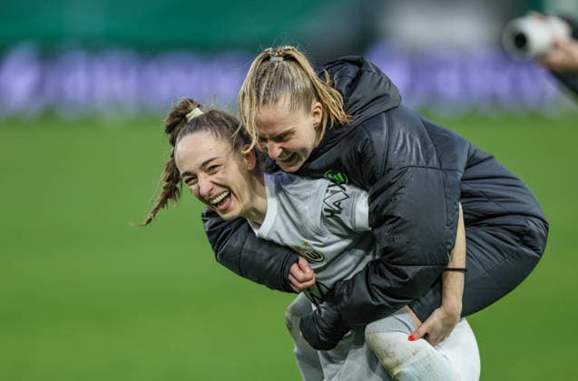 GER, Jena, Carl Zeiss Jena vs Vfl Wolfsburg, DFB Pokal Frauen, Fußball, DFB, Spielzeit 2025 2026, ad hoc Arena im Ernst Abbe Sportfeld, Halbfinale im Bild Vfl Wolfsburg gewinnen mit 5 4 im Elfmeterschießen nach Tor gegen Carl Zeiss Jena, Joy, emotions after the victory, Sophia Kleinherne VfL Wolfsburg Women 4 carries Janina Minge VfL Wolfsburg Women 6 DFB DFL REGULATIONS PROHIBIT ANY USE OF PHOTOGRAPHS AS IMAGE SEQUENCES AND OR QUASI VIDEO, 05 04 2025 Copyright: HMBxMedia HendrikxHamelau