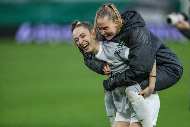 GER, Jena, Carl Zeiss Jena vs Vfl Wolfsburg, DFB-Pokal Frauen, Fussball, DFB, Spielzeit 2025 2026, ad hoc Arena im Ernst-Abbe-Sportfeld, Halbfinale im Bild: Vfl Wolfsburg gewinnen mit 5:4 im Elfmeterschießen nach Toren gegen Carl Zeiss Jena, Freude, Emotionen nach dem Sieg, Sophia Kleinherne (VfL Wolfsburg Frauen 4) trägt Janina Minge (VfL Wolfsburg Frauen 6) DFB DFL REGULATIONS PROHIBIT ANY USE OF PHOTOGRAPHS AS IMAGE SEQUENCES AND OR QUASI-VIDEO, 05.04.2025 *** GER, Jena, Carl Zeiss Jena vs Vfl Wolfsburg, DFB Pokal Frauen, Fußball, DFB, Spielzeit 2025 2026, ad hoc Arena im Ernst Abbe Sportfeld, Halbfinale im Bild Vfl Wolfsburg gewinnen mit 5 4 im Elfmeterschießen nach Tor gegen Carl Zeiss Jena, Joy, emotions after the victory, Sophia Kleinherne VfL Wolfsburg Women 4 carries Janina Minge VfL Wolfsburg Women 6 DFB DFL REGULATIONS PROHIBIT ANY USE OF PHOTOGRAPHS AS IMAGE SEQUENCES AND OR QUASI VIDEO, 05 04 2025 Copyright: HMBxMedia HendrikxHamelau
