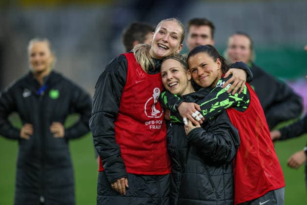 GER, Jena, Carl Zeiss Jena vs Vfl Wolfsburg, DFB Pokal Women, Football, DFB, 2025 2026 season, ad hoc Arena at Ernst Abbe Sportfeld, semi-final in picture Vfl Wolfsburg win 5 4 on penalties after goals against Carl Zeiss Jena, joy, Emotions after the victory, Camilla Küver VfL Wolfsburg Women 16 , Svenja Huth VfL Wolfsburg Women 10 , Martina Tufekovic VfL Wolfsburg Women 21 DFB DFL REGULATIONS PROHIBIT ANY USE OF PHOTOGRAPHS AS IMAGE SEQUENCES AND OR QUASI VIDEO, 05 04 2025 Copyright: HMBxMedia HendrikxHamelau