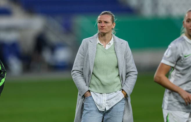 GER, Jena, Carl Zeiss Jena vs Vfl Wolfsburg, DFB Pokal Women, Soccer, DFB, Season 2025 2026, ad hoc Arena im Ernst Abbe Sportfeld, Semifinal im Bild Alexandra Popp VfL Wolfsburg Frauen 11 nach Abpfiff DFB DFL REGULATIONS PROHIBIT ANY USE OF PHOTOGRAPHS AS IMAGE SEQUENCES AND OR QUASI VIDEO, 05 04 2025 Copyright: HMBxMedia HendrikxHamelau