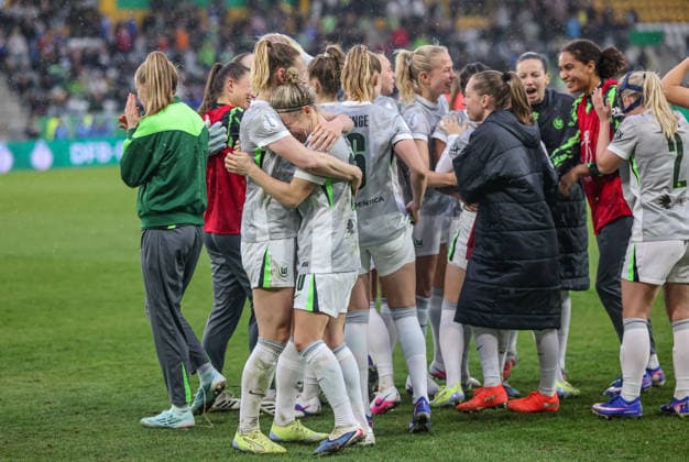 GER, Jena, Carl Zeiss Jena vs Vfl Wolfsburg, DFB Pokal women, football, DFB, season 2025 2026, ad hoc Arena in Ernst Abbe Sportfeld, semi-final in picture Vfl Wolfsburg win with 5 4 in penalty shootout after goals against Carl Zeiss Jena, joy, emotions after the victory DFB DFL REGULATIONS PROHIBIT ANY USE OF PHOTOGRAPHS AS IMAGE SEQUENCES AND OR QUASI VIDEO, 05 04 2025 Copyright: HMBxMedia HendrikxHamelau