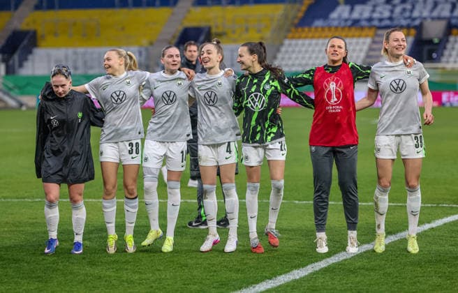 GER, Jena, Carl Zeiss Jena vs Vfl Wolfsburg, DFB Pokal women, football, DFB, season 2025 2026, ad hoc Arena in Ernst Abbe Sportfeld, semi-final in picture Vfl Wolfsburg win with 5 4 in penalty shootout after goals against Carl Zeiss Jena, joy, emotions after the victory DFB DFL REGULATIONS PROHIBIT ANY USE OF PHOTOGRAPHS AS IMAGE SEQUENCES AND OR QUASI VIDEO, 05 04 2025 Copyright: HMBxMedia HendrikxHamelau