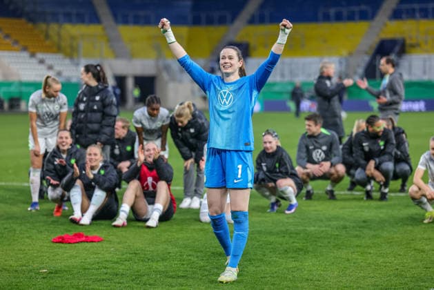 GER, Jena, Carl Zeiss Jena vs Vfl Wolfsburg, DFB Pokal Frauen, Fußball, DFB, Spielzeit 2025 2026, ad hoc Arena im Ernst Abbe Sportfeld, Halbfinale im Bild Vfl Wolfsburg gewinnen mit 5 4 im Elfmeterschießen nach Tor gegen Carl Zeiss Jena, joy, emotions after the victory, Stina Johannes VfL Wolfsburg Women 1 DFB DFL REGULATIONS PROHIBIT ANY USE OF PHOTOGRAPHS AS IMAGE SEQUENCES AND OR QUASI VIDEO, 05 04 2025 Copyright: HMBxMedia HendrikxHamelau