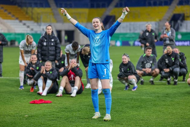 GER, Jena, Carl Zeiss Jena vs Vfl Wolfsburg, DFB Pokal Frauen, Fußball, DFB, Spielzeit 2025 2026, ad hoc Arena im Ernst Abbe Sportfeld, Halbfinale im Bild Vfl Wolfsburg gewinnen mit 5 4 im Elfmeterschießen nach Tor gegen Carl Zeiss Jena, joy, emotions after the victory, Stina Johannes VfL Wolfsburg Women 1 DFB DFL REGULATIONS PROHIBIT ANY USE OF PHOTOGRAPHS AS IMAGE SEQUENCES AND OR QUASI VIDEO, 05 04 2025 Copyright: HMBxMedia HendrikxHamelau