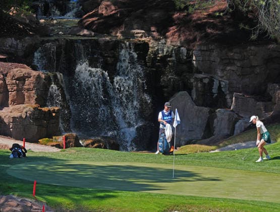 LAS VEGAS, NV - APRIL 05: From left to right LPGA, Golf Damen golfer Charley Hull chips on the 17th hole during the final round of the Aramco Championship on April 5, 2026, at Shadow Creek Golf Course in Las Vegas, Nevada. (Photo by Brian Spurlock Icon Sportswire) GOLF: APR 05 LPGA Aramco Championship EDITORIAL USE ONLY Icon26040528