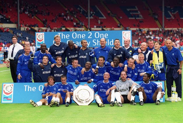 Chelsea V Manchester United, ManU Fa Charity Shield Chelsea team group, Mannschaftsbild, Totale Ed De Goey, Mario Melchiot, Frank Leboeuf, Marcel Desailly, Celestine Babayaro, Mario Stanic, Roberto Di Matteo, Dennis Wise, Gus Poyet, Gianfranco Zola, Jimmy Floyd Hasselbaink, Carlo Cudicini, Graeme Le Saux, Bernard Lambourde, Gabriele Ambrosetti, Jody Morris, Tore Andre Flo, Eidur Gudjohnsen, Gianluca Vialli, Graeme Rix before the Fa Charity Shield match between Chelsea and Manchester United at Wembley Stadium on August 13, 2000 in London, England. London Wembley Stadium England United Kingdom Copyright: xAllstarxPicturexLibraryxLtdx