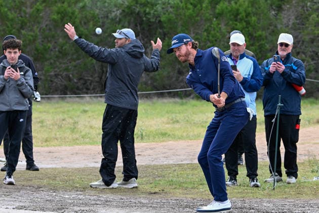 SAN ANTONIO, TX - APRIL 05: Sam Ryder (USA) hits from the cart path on 17 during the third round of the Valero Texas Open on April 5, 2026, at the AT&T Oaks Course at TPC San Antonio, San Antonio, Texas. (Photo by Ken Murray Icon Sportswire) GOLF: APR 05 PGA, Golf Herren Valero Texas Open EDITORIAL USE ONLY Icon2604050274