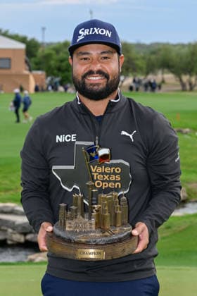 SAN ANTONIO, TX - APRIL 05: J.J. Spaun (USA) holds the trophy for winning the Valero Texas Open on April 5, 2026, at the AT&T Oaks Course at TPC San Antonio, San Antonio, Texas. (Photo by Ken Murray Icon Sportswire) GOLF: APR 05 PGA, Golf Herren Valero Texas Open EDITORIAL USE ONLY Icon2604050314
