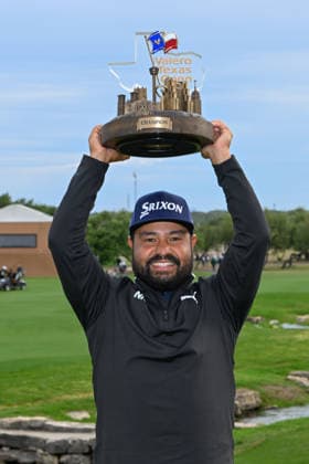 SAN ANTONIO, TX - APRIL 05: J.J. Spaun (USA) holds the trophy for winning the Valero Texas Open on April 5, 2026, at the AT&T Oaks Course at TPC San Antonio, San Antonio, Texas. (Photo by Ken Murray Icon Sportswire) GOLF: APR 05 PGA, Golf Herren Valero Texas Open EDITORIAL USE ONLY Icon2604050324