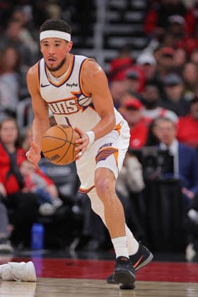 CHICAGO, IL - APRIL 05: Devin Booker 1 of the Phoenix Suns brings the ball up court during the first half against the Chicago Bulls on April 5, 2026 at the United Center in Chicago, Illinois. (Photo by Melissa Tamez Icon Sportswire) NBA, Basketball Herren, USA APR 05 Phoenix Suns at Chicago Bulls EDITORIAL USE ONLY Icon260405009