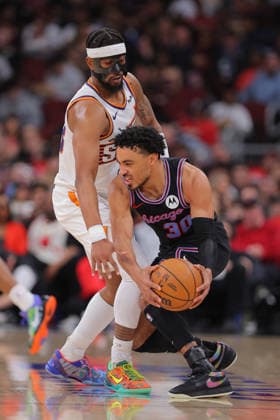 CHICAGO, IL - APRIL 05: Jordan Goodwin 23 of the Phoenix Suns guards Tre Jones 30 of the Chicago Bulls during the first half on April 5, 2026 at the United Center in Chicago, Illinois. (Photo by Melissa Tamez Icon Sportswire) NBA, Basketball Herren, USA APR 05 Phoenix Suns at Chicago Bulls EDITORIAL USE ONLY Icon260405011