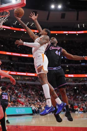 CHICAGO, IL - APRIL 05: Jalen Green 4 of the Phoenix Suns drives to the basket for a layup past Patrick Williams 44 of the Chicago Bulls during the first half on April 5, 2026 at the United Center in Chicago, Illinois. (Photo by Melissa Tamez Icon Sportswire) NBA, Basketball Herren, USA APR 05 Phoenix Suns at Chicago Bulls EDITORIAL USE ONLY Icon260405014