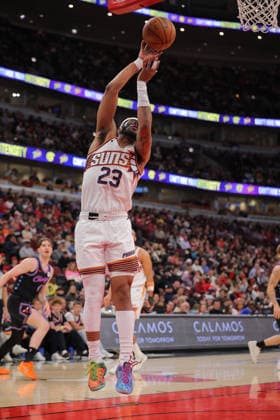 CHICAGO, IL - APRIL 05: Jordan Goodwin 23 of the Phoenix Suns drives to the basket for a layup during the first half against the Chicago Bulls on April 5, 2026 at the United Center in Chicago, Illinois. (Photo by Melissa Tamez Icon Sportswire) NBA, Basketball Herren, USA APR 05 Phoenix Suns at Chicago Bulls EDITORIAL USE ONLY Icon260405015