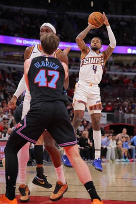 CHICAGO, IL - APRIL 05: Jalen Green 4 of the Phoenix Suns shoots the ball during the first half against the Chicago Bulls on April 5, 2026 at the United Center in Chicago, Illinois. (Photo by Melissa Tamez Icon Sportswire) NBA, Basketball Herren, USA APR 05 Phoenix Suns at Chicago Bulls EDITORIAL USE ONLY Icon260405017