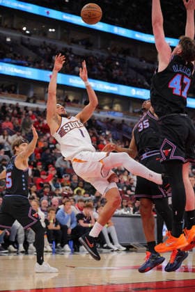 CHICAGO, IL - APRIL 05: Devin Booker 1 of the Phoenix Suns shoots the ball during the first half against the Chicago Bulls on April 5, 2026 at the United Center in Chicago, Illinois. (Photo by Melissa Tamez Icon Sportswire) NBA, Basketball Herren, USA APR 05 Phoenix Suns at Chicago Bulls EDITORIAL USE ONLY Icon260405019
