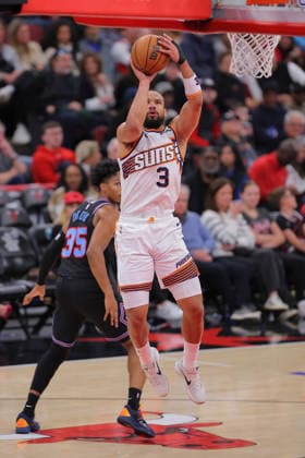 CHICAGO, IL - APRIL 05: Dillon Brooks 3 of the Phoenix Suns shoots the ball during the second half against the Chicago Bulls on April 5, 2026 at the United Center in Chicago, Illinois. (Photo by Melissa Tamez Icon Sportswire) NBA, Basketball Herren, USA APR 05 Phoenix Suns at Chicago Bulls EDITORIAL USE ONLY Icon260405023