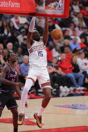CHICAGO, IL - APRIL 05: Mark Williams 15 of the Phoenix Suns slam dunks during the second half against the Chicago Bulls on April 5, 2026 at the United Center in Chicago, Illinois. (Photo by Melissa Tamez Icon Sportswire) NBA, Basketball Herren, USA APR 05 Phoenix Suns at Chicago Bulls EDITORIAL USE ONLY Icon260405024