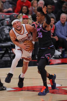 CHICAGO, IL - APRIL 05: Isaac Okoro 35 of the Chicago Bulls guards Devin Booker 1 of the Phoenix Suns during the second half on April 5, 2026 at the United Center in Chicago, Illinois. (Photo by Melissa Tamez Icon Sportswire) NBA, Basketball Herren, USA APR 05 Phoenix Suns at Chicago Bulls EDITORIAL USE ONLY Icon260405028